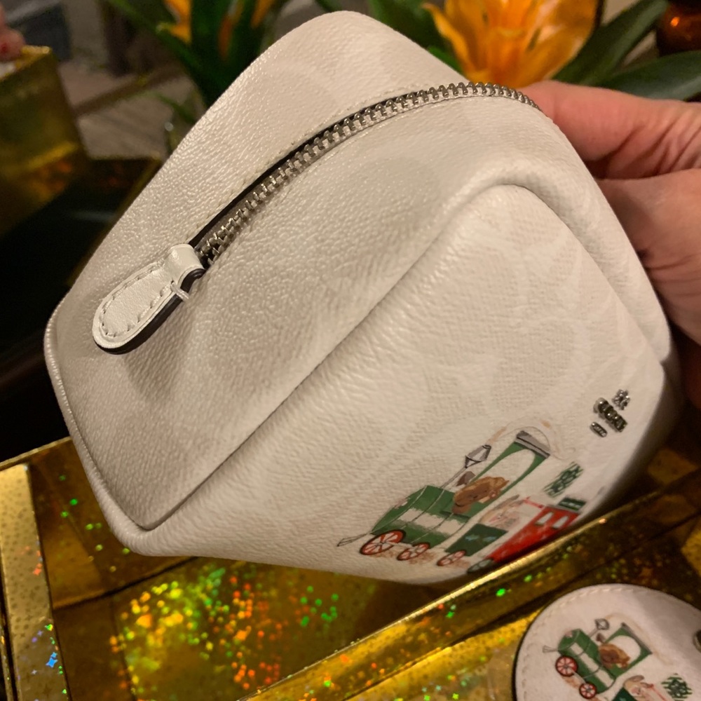 Limited EDITION 🔥Authentic COACH Leather Train cosmetic cs/Keychain - Picture 11 of 16